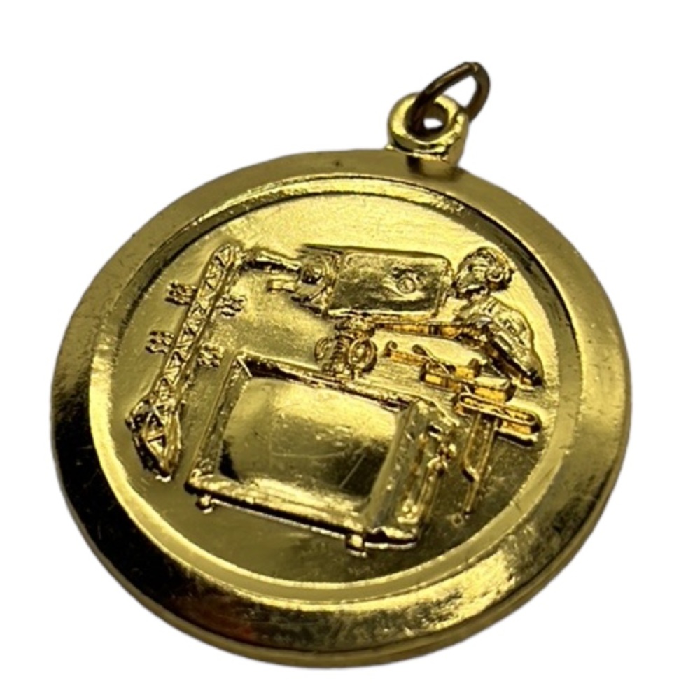 VINTAGE TECHNOLOGY TV PRODUCTION PENDANT CHARM GOLD TONE